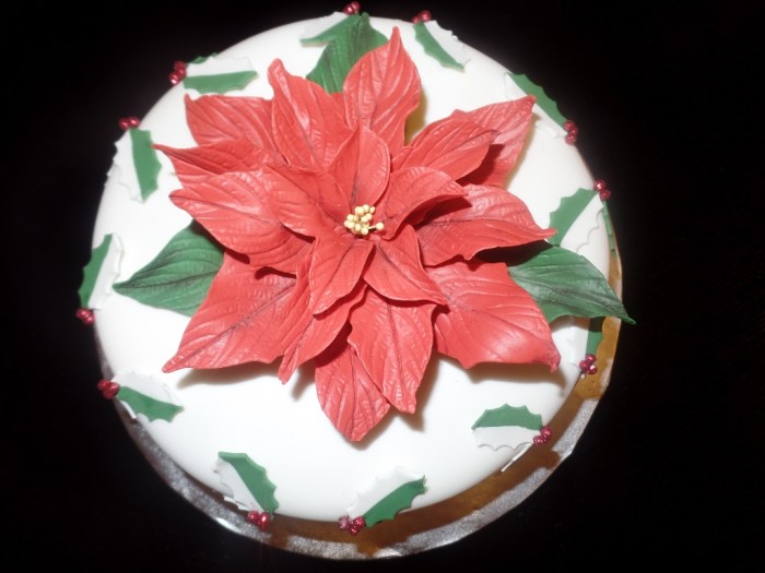 How to make a poinsettia cake decoration