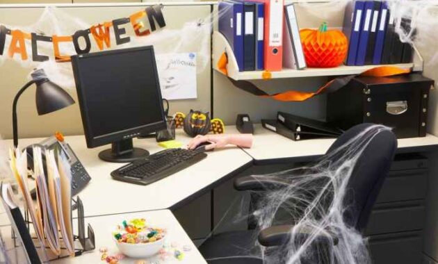 How to decorate office on halloween