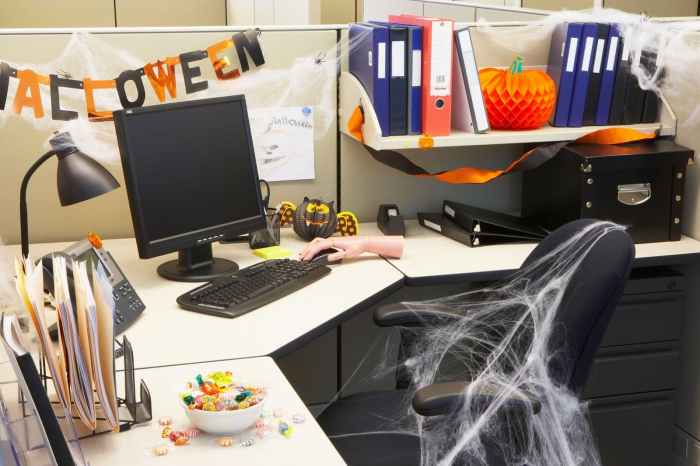 How to decorate office on halloween