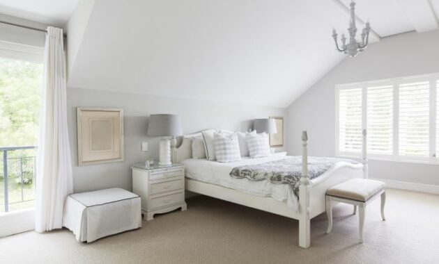 How to decorate a room with white bedding