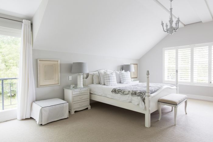 How to decorate a room with white bedding